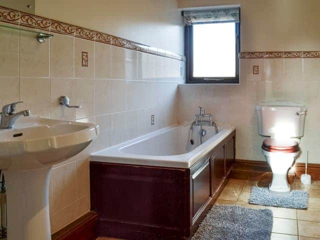 Family bathroom | Littlewoods Barn - Moor Farm Stable Cottages, Foxley, near Fakenham