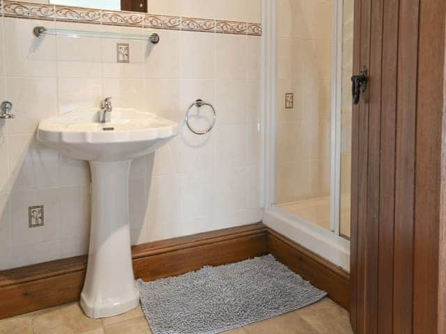 En-suite shower room | Littlewoods Barn - Moor Farm Stable Cottages, Foxley, near Fakenham