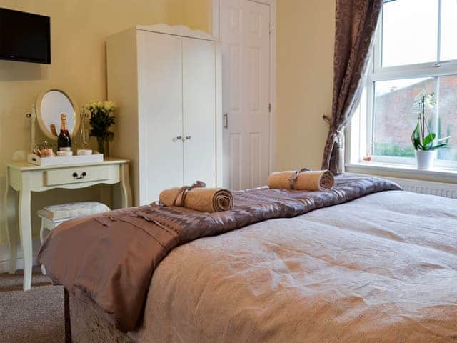 Relaxing bedroom with kingsize sleigh bed | The Horseshoes, Hornsea