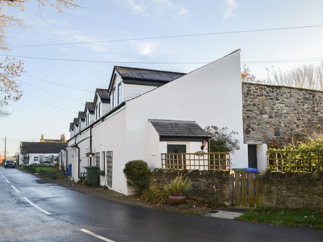 Delightful end-of-terrace holiday cottage | Larch Cottage, Dunstan, near Alnwick