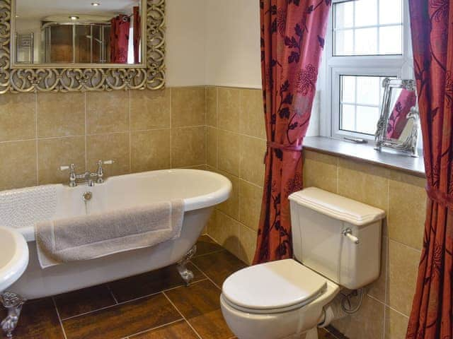 Family bathroom | Bumblebee Nook, Yanwath, near Pooley Bridge