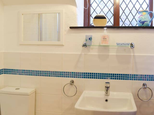 Pretty en-suite | Honeysuckle Cottage, Willingcott Valley, Woolacombe