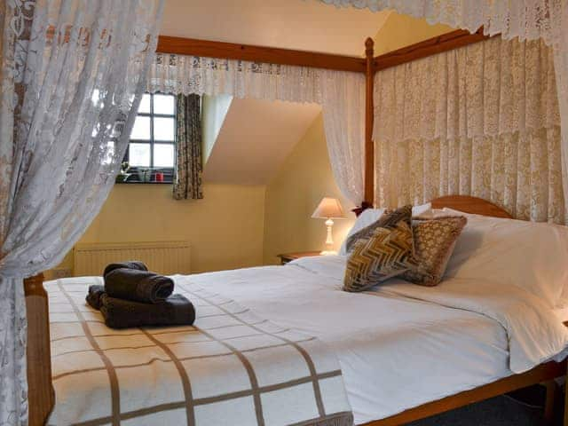 Four poster bedroom | Poppy Cottage - Sands Farm Cottages, Wilton near Pickering