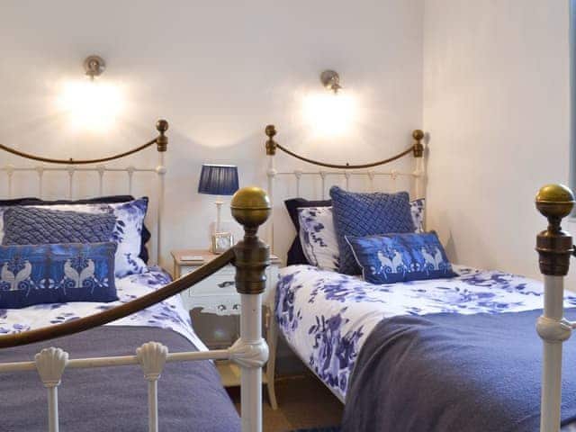 Pretty twin bedroom | Sage Cottage, St Columb Major