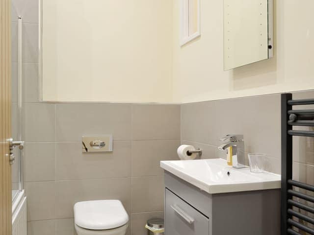 Family bathroom | Tarn Rigg Cottage - Ormathwaite Farm Cottages, Underskiddaw, near Keswick