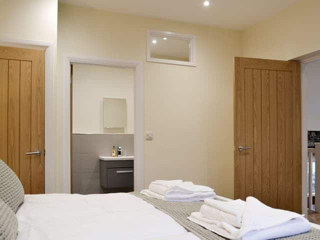 Peaceful en-suite double bedroom | Mary Rook Cottage - Ormathwaite Farm Cottages, Underskiddaw, near Keswick