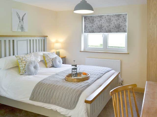 Relaxing en-suite double bedroom | Swift Cottage - Higher Tor Cottages, East Ogwell, near Newton Abbot