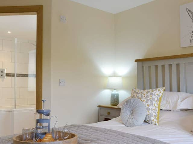 Peaceful en-suite double bedroom | Swift Cottage - Higher Tor Cottages, East Ogwell, near Newton Abbot