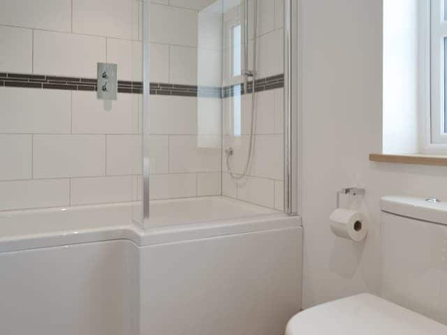 En-suite bathroom with shower over bath | Swift Cottage - Higher Tor Cottages, East Ogwell, near Newton Abbot