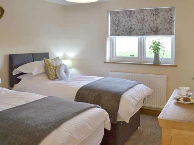 Good-sized en-suite twin bedroom | Swift Cottage - Higher Tor Cottages, East Ogwell, near Newton Abbot