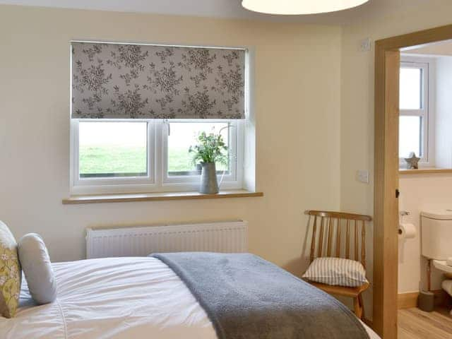 Comfortable en-suite twin bedroom | Swift Cottage - Higher Tor Cottages, East Ogwell, near Newton Abbot