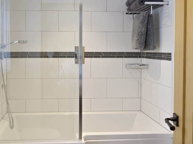 En-suite bathroom with shower over bath | Swift Cottage - Higher Tor Cottages, East Ogwell, near Newton Abbot