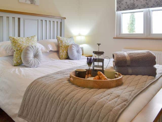 Relaxing en-suite double bedroom | Robin Cottage - Higher Tor Cottages, East Ogwell, near Newton Abbot