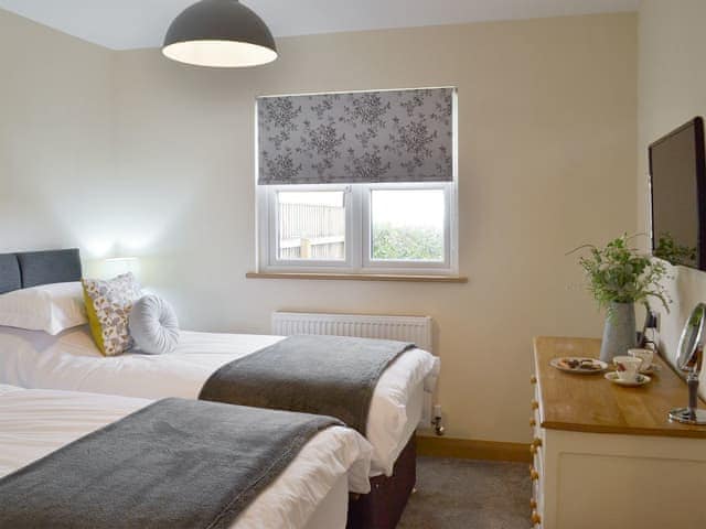 Comfortable twin bedroom | Robin Cottage - Higher Tor Cottages, East Ogwell, near Newton Abbot