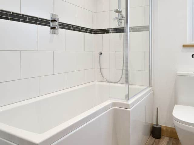 Bathroom with shower over bath | Robin Cottage - Higher Tor Cottages, East Ogwell, near Newton Abbot