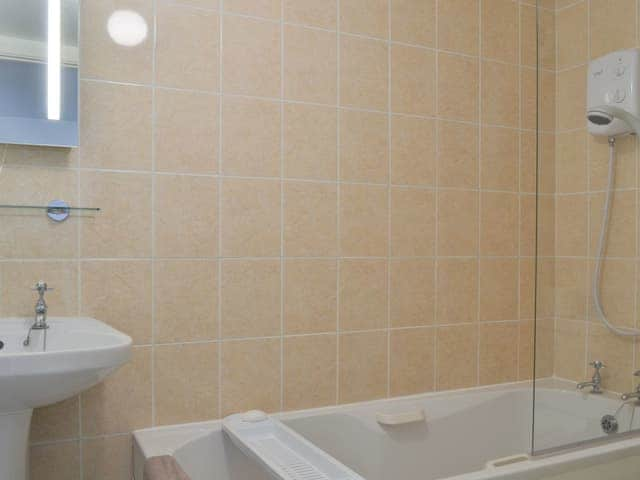 Bathroom | Bridgend Cottage, Lostwithiel