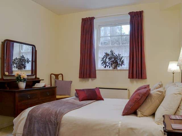 Comfortable double bedroom | Isolda&rsquo;s - Lanwithan Manor Apartments, Lostwithiel