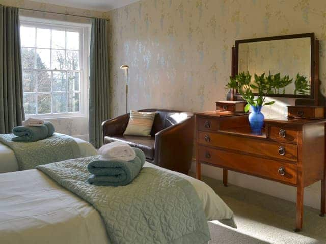 Spacious twin bedroom | Tristan&rsquo;s - Lanwithan Manor Apartments, Lostwithiel