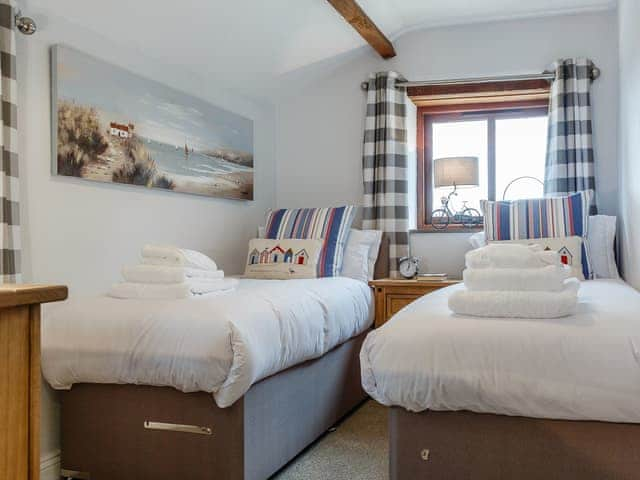 Twin bedroom | Aurora Barn, Bude