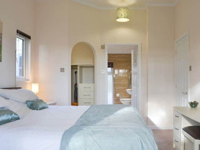 Charming bedroom with en-suite shower room | Oak Lodge, Clatworthy, near Williton