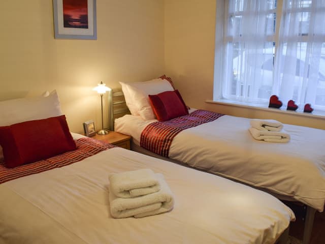 Twin bedroom with en-suite shower | The Old Stables, Windermere
