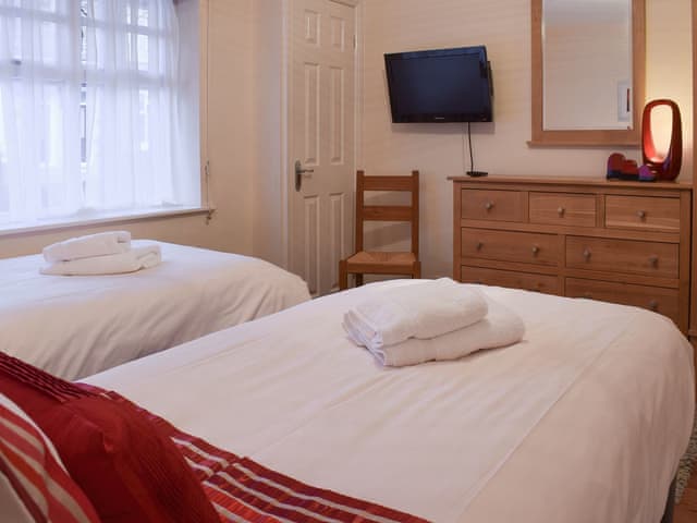 Twin bedroom with en-suite shower | The Old Stables, Windermere
