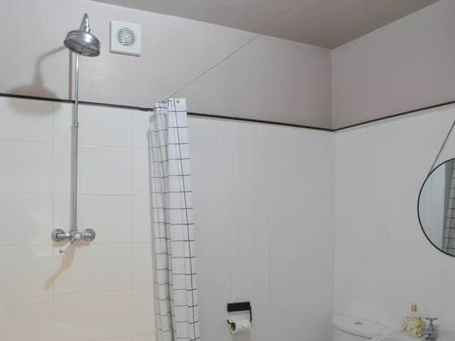 Bathroom with shower over the bath | Beachcomber Cottage, Newbiggin-by-the-Sea, near Morpeth