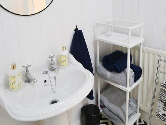 Lovely bathroom | Beachcomber Cottage, Newbiggin-by-the-Sea, near Morpeth