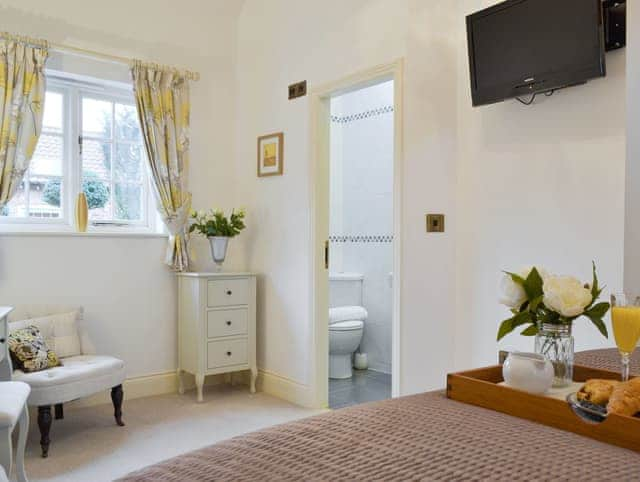 Light and airy en-suite double bedroom | Applegate Cottage - Holtby Grange Cottages, Holtby, near York