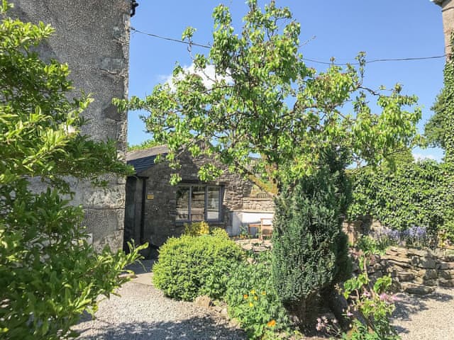 Pretty Cumbrian holiday cottage | Pear Tree Barn, Crooklands near Kendal