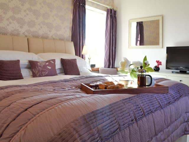 Sumptuous double bedroom | Cozy Cottage - Holtby Grange Cottages, Holtby, near York