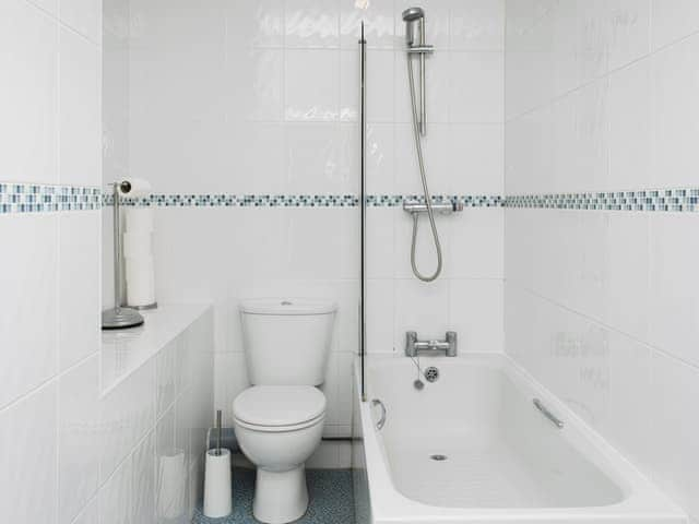 Generous sized bathroom | Sunny Beach Apartment, Shanklin