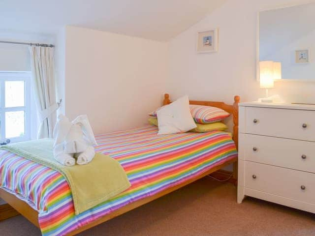 Twin bedded room with bright bedding | Barton Cottage, North Petherwin, near Launceston