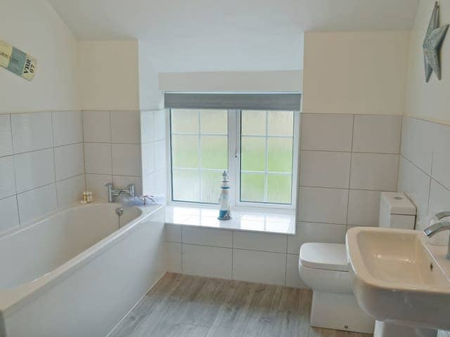 Generous sized bathroom | Seascape - Proctors Stead Cottages, Dunstan, near Craster