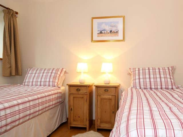 Twin bedroom | Cowslip Cottage, Brook