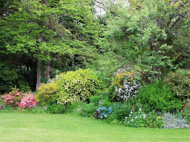 Beautiful shared garden and grounds | Isolda&rsquo;s, Tristan&rsquo;s - Lanwithan Manor Apartments, Lostwithiel