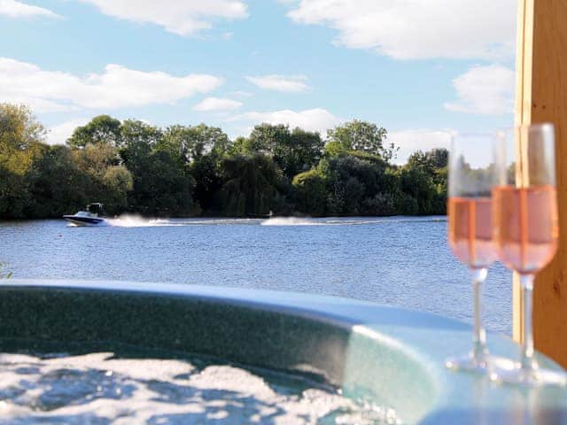 Hot tub | Moorhen Lake House, Cotswold Lakes