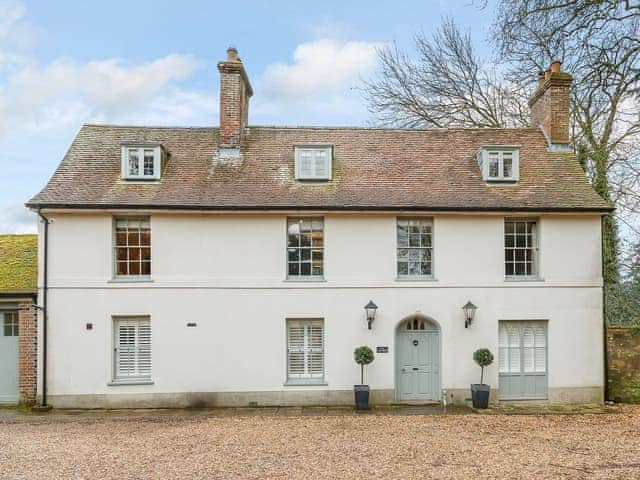 The Gate House, sleeps 16 in Wimborne.