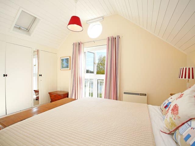 Double bedroom | Coot Lake House, Cotswold Lakes