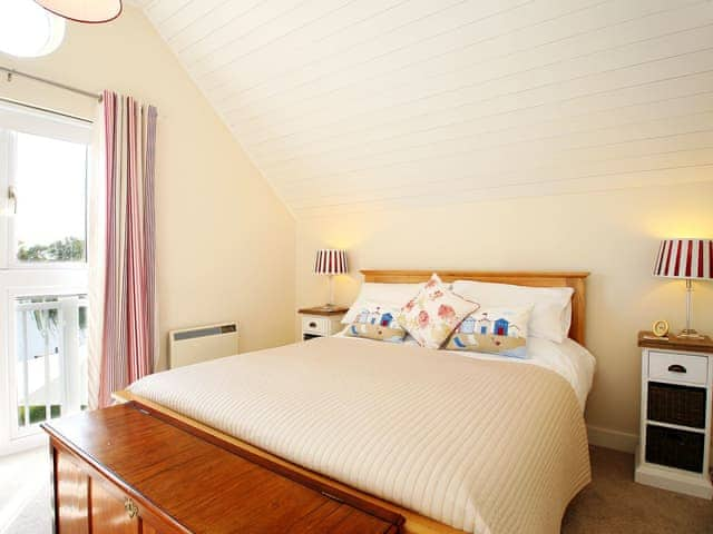 Double bedroom | Coot Lake House, Cotswold Lakes