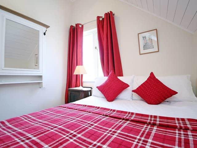 Double bedroom | Coot Lake House, Cotswold Lakes