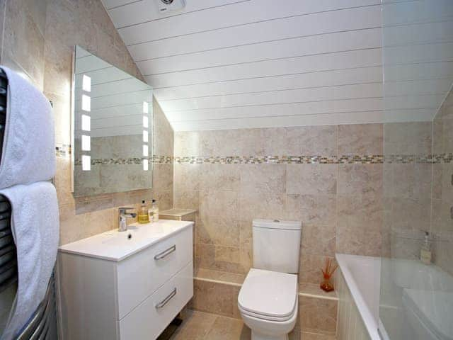 Bathroom | Coot Lake House, Cotswold Lakes