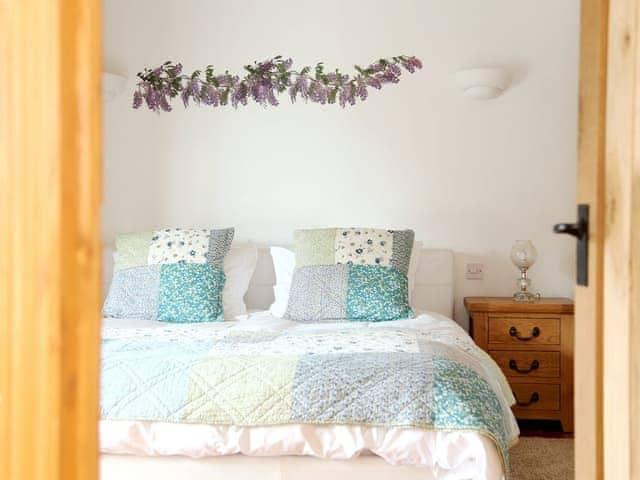 Double bedroom | Wisteria Cottage, Acrise, near Folkestone