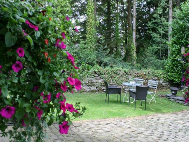 Pretty garden | The Coaches - The Abbey Coach House, St. Mary&rsquo;s Park, Windermere