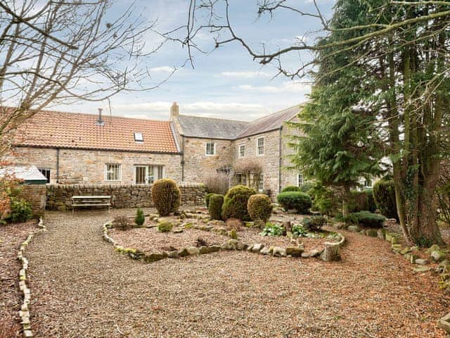 Well-maintained outdoor areas | South Farm Cottage, Wallhouses near Corbridge