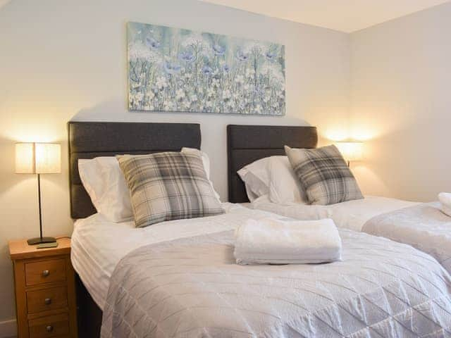 Bedroom with zip-and-link twin beds | Hovera, Glenridding, near Penrith