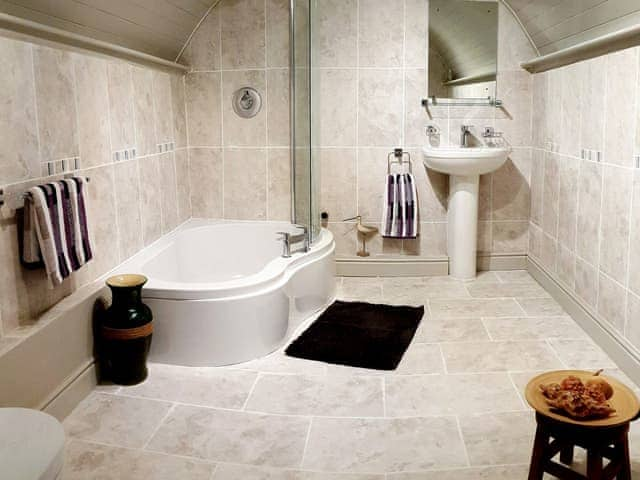 Family bathroom | Water Bailiffs Lodge - Lumsdale Cottages, Lumsdale, Tansley Wood, near Matlock