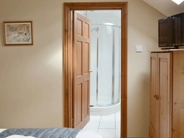 Good-sized en-suite twin bedroom | The Mill House - Warenford Cottages, Bamburgh