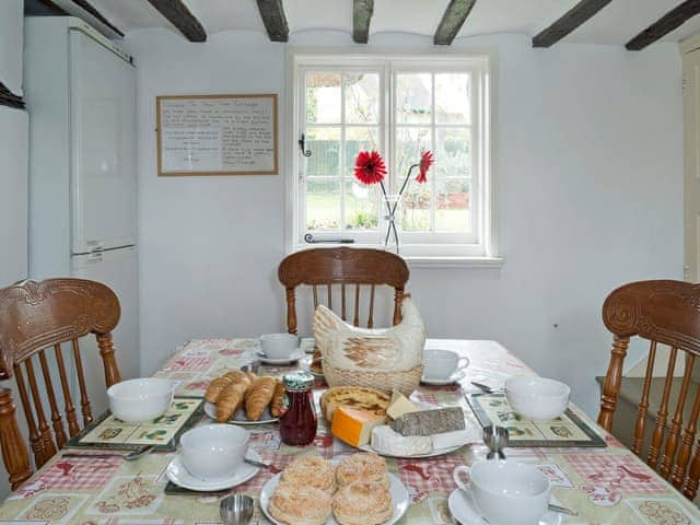 Beautifully presented kitchen/dining room | Yew Tree Cottage, Moulsoe, near Milton Keynes