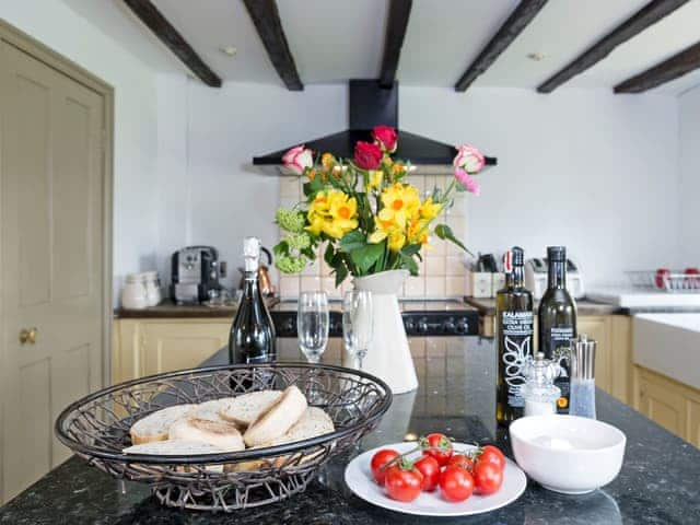 Beautifully presented kitchen/dining room | Yew Tree Cottage, Moulsoe, near Milton Keynes